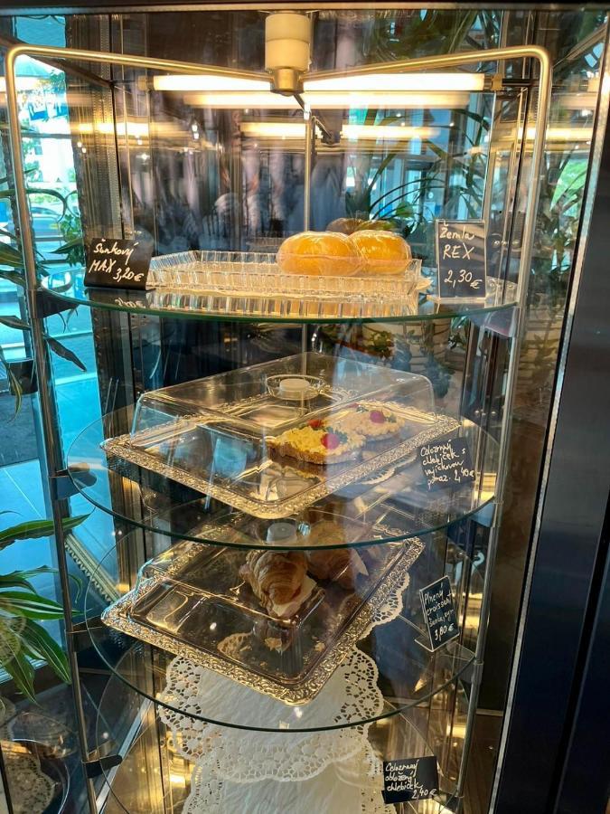 De Luxe 4 May Plaza 브라티슬라바 외부 사진